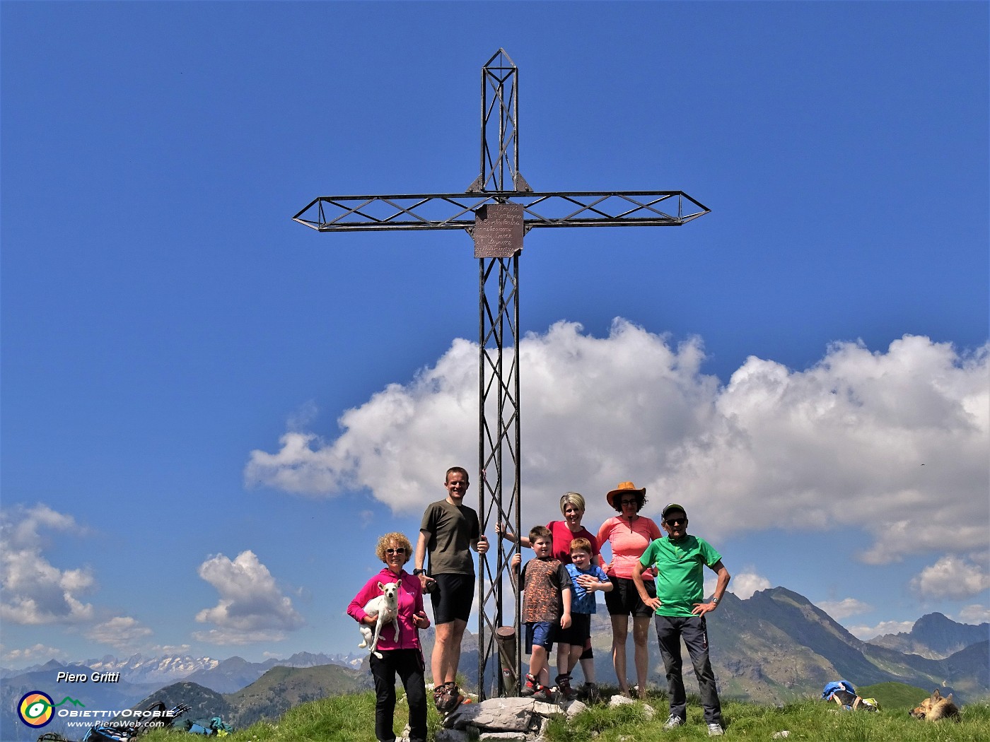 55 Alla croce del Vindiolo (2056 m) con gli amici .JPG